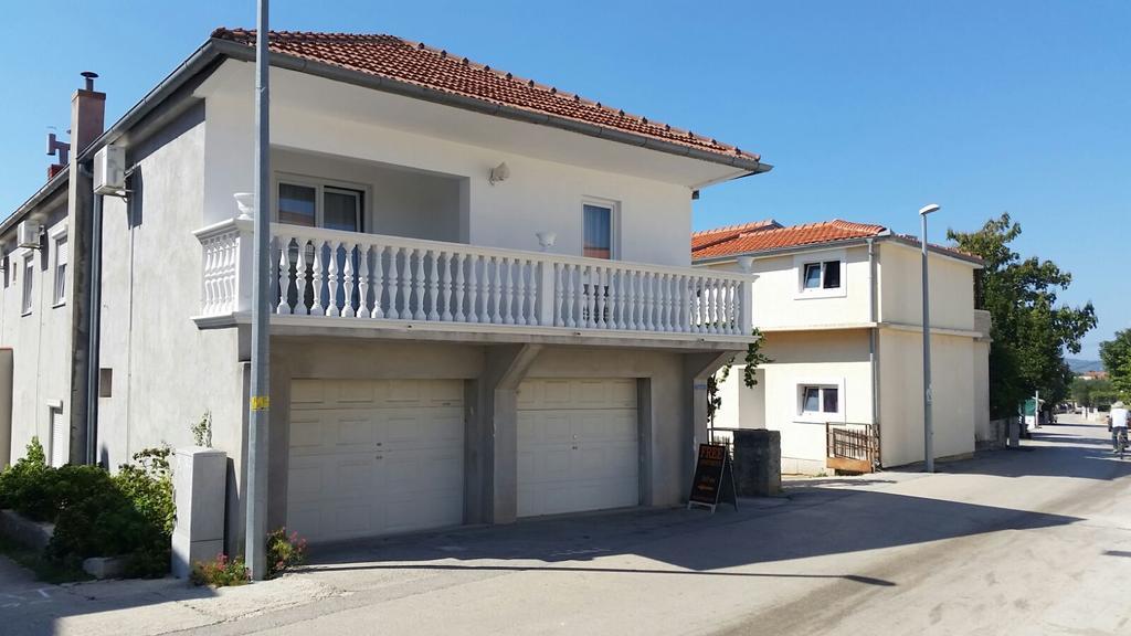 Apartmani Kod Rade Pakostane Exterior photo